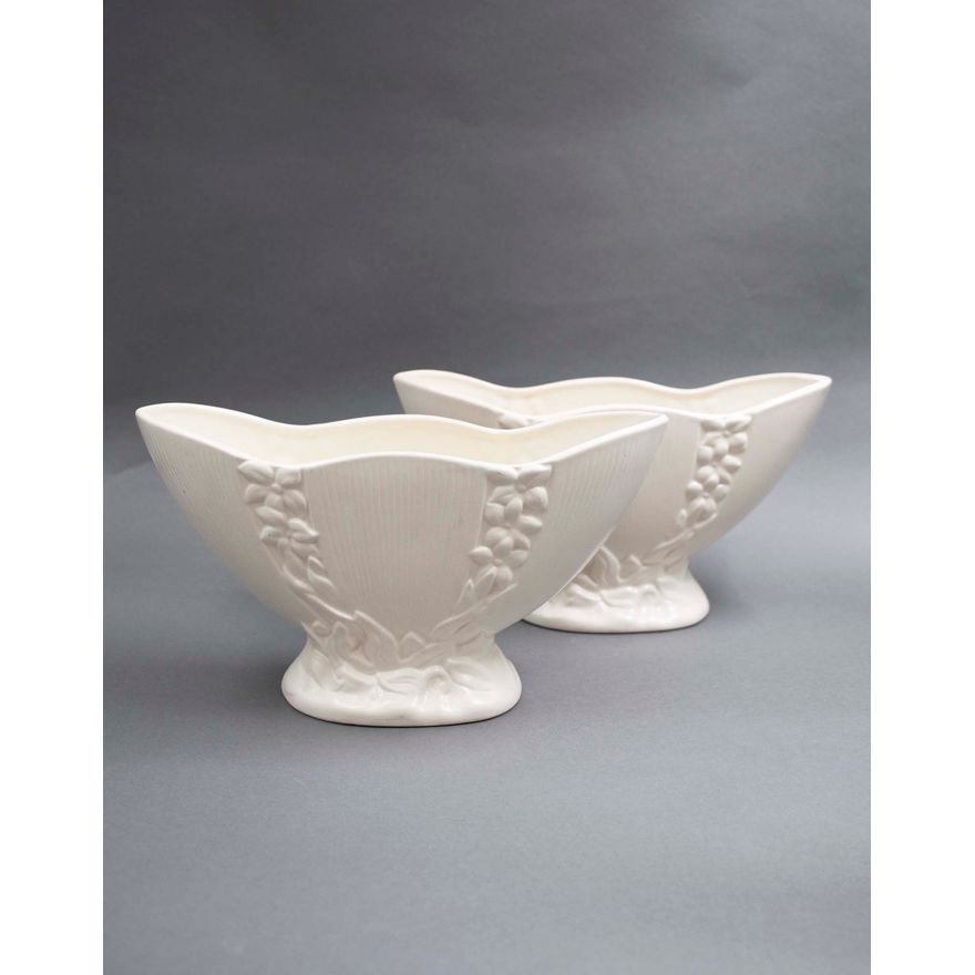 Crown Lynn Potteries - A pair of mantle vases