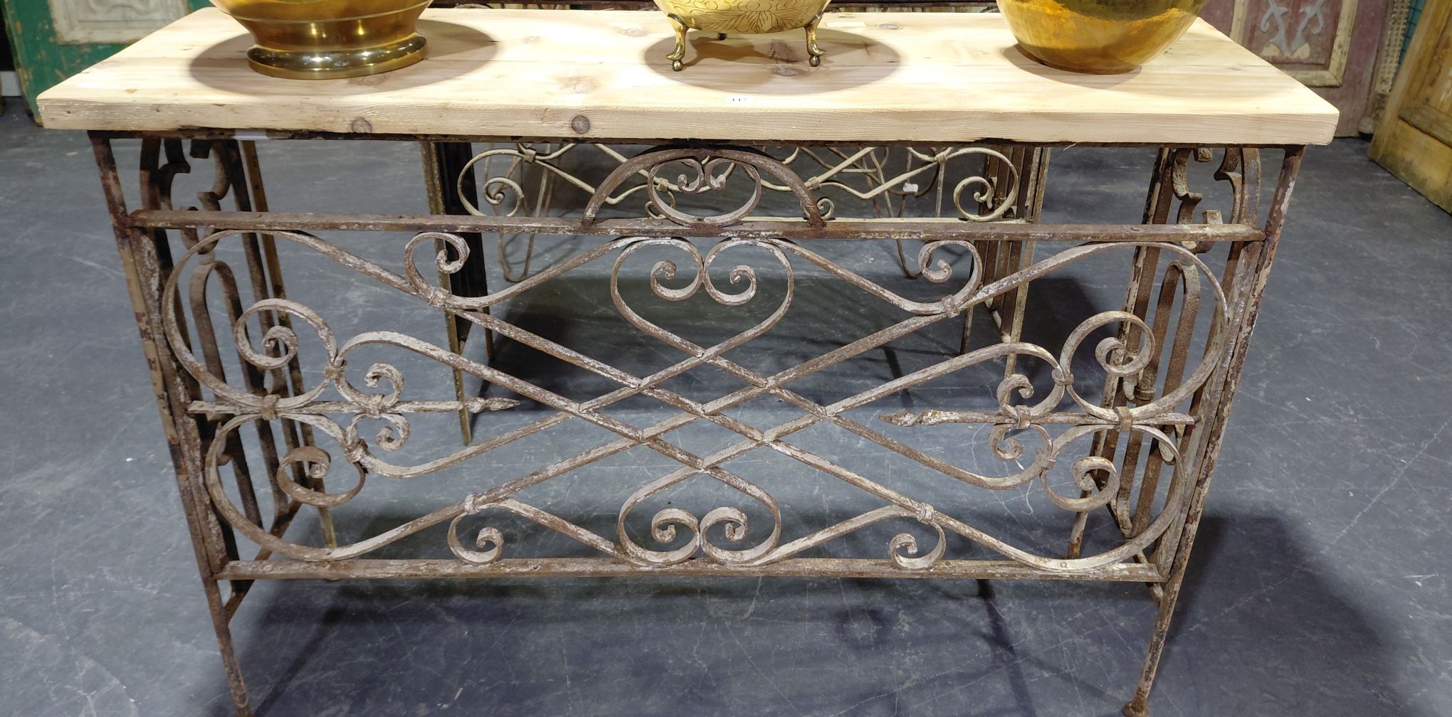 447 · OUTDOOR CONSOLE TABLE