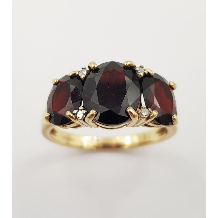 9ct Y/G Garnet & Diamond Ring