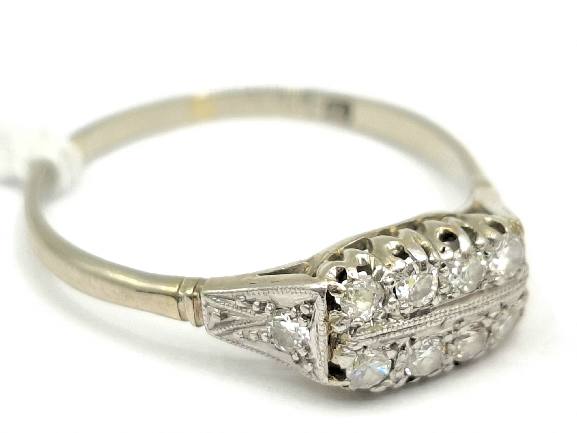 1079 · 18CT GOLD DIAMOND RING