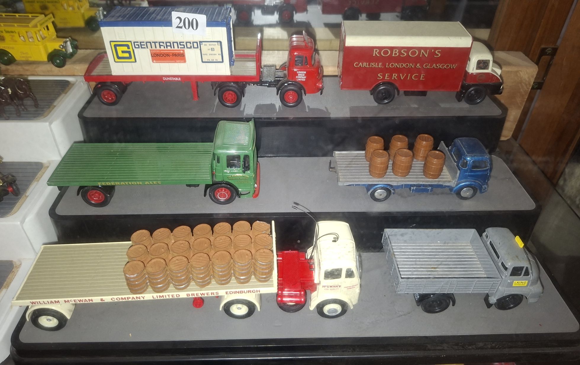 200 · 6 DIE CAST TRUCKS