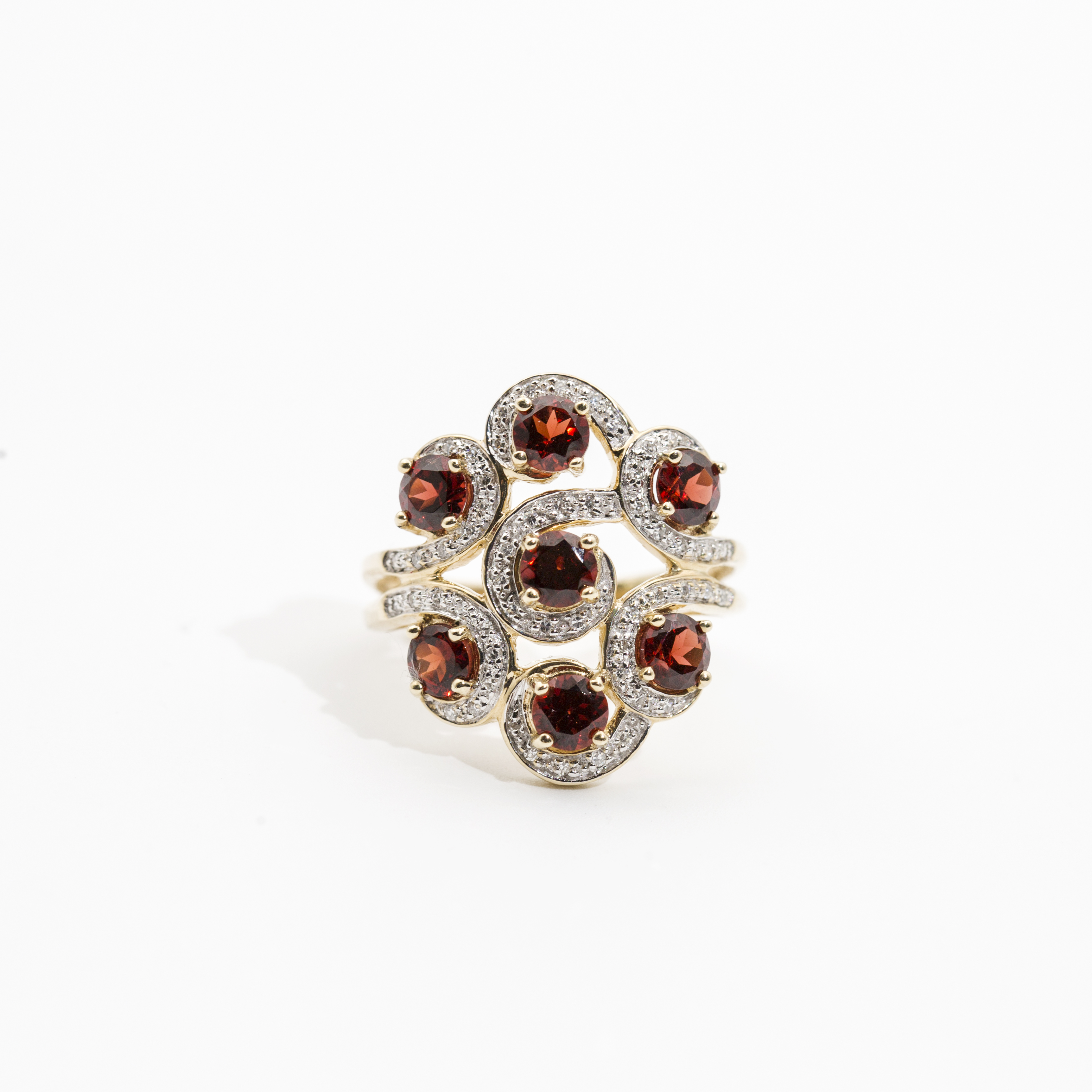 490. · 9ct Gold Garnet & Diamond Ring 4.4g