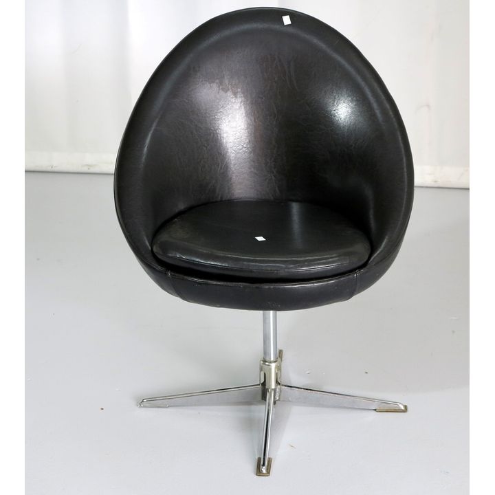 UPHOLSTERED SWIVEL CHAIR