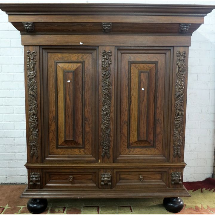 19TH CENTURY DUTCH OAK KUSSENKAS