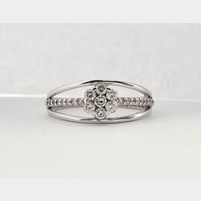 18CT WHITE GOLD RING WITH .250CT DIAMONDS COLOUR IJ CLARITY VS/SI - 51624/27