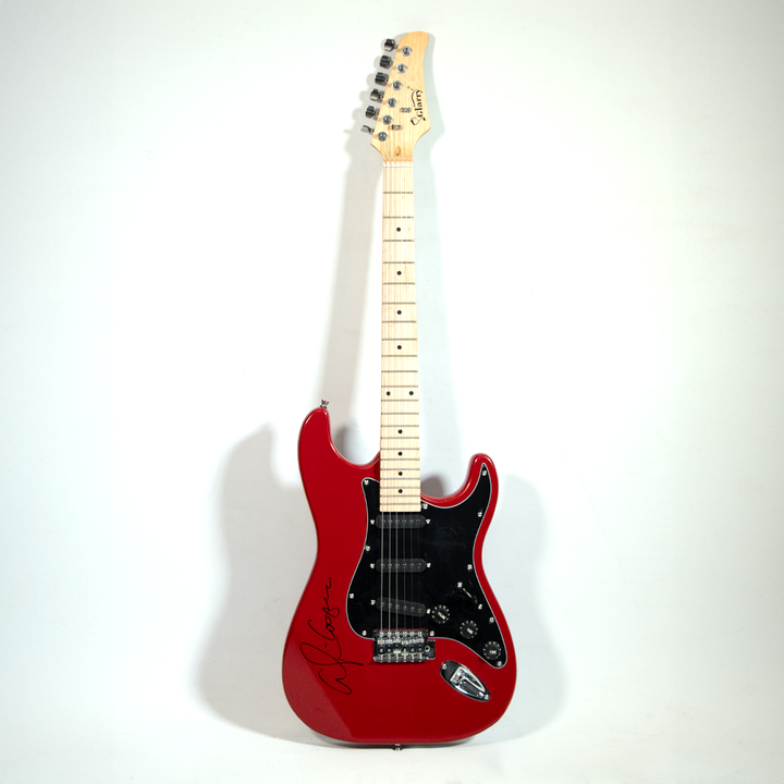Guitarra firmada por Alice Cooper