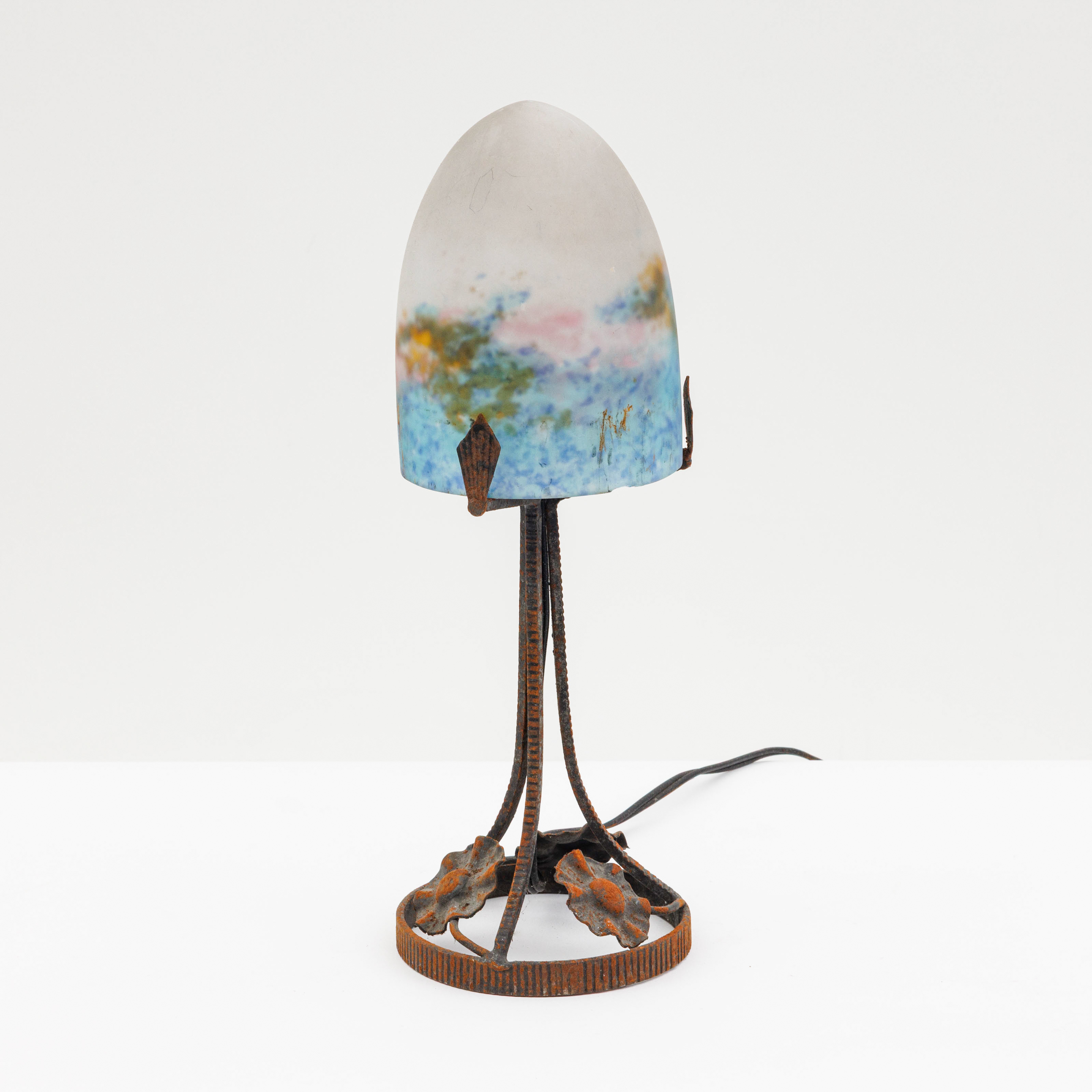 Smeedijzeren lampje met kap in glaspasta van Muller Frères. Roest en miniem scherfje – kavel bij Bernaerts, Antwerp