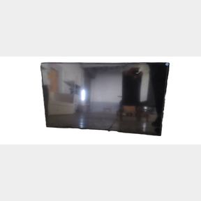 Aiwa 43' inch Smart TV - screen cracked (not tested)
