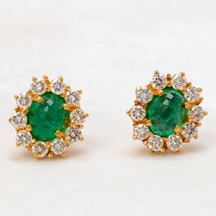 ARETES CON ESMERALDA CABUCHÓN Y DIAMANTES