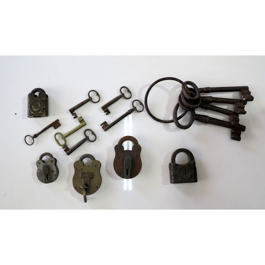 COLLECTION OF 19/20TH CENTURY KEYS AND PADLOCKS