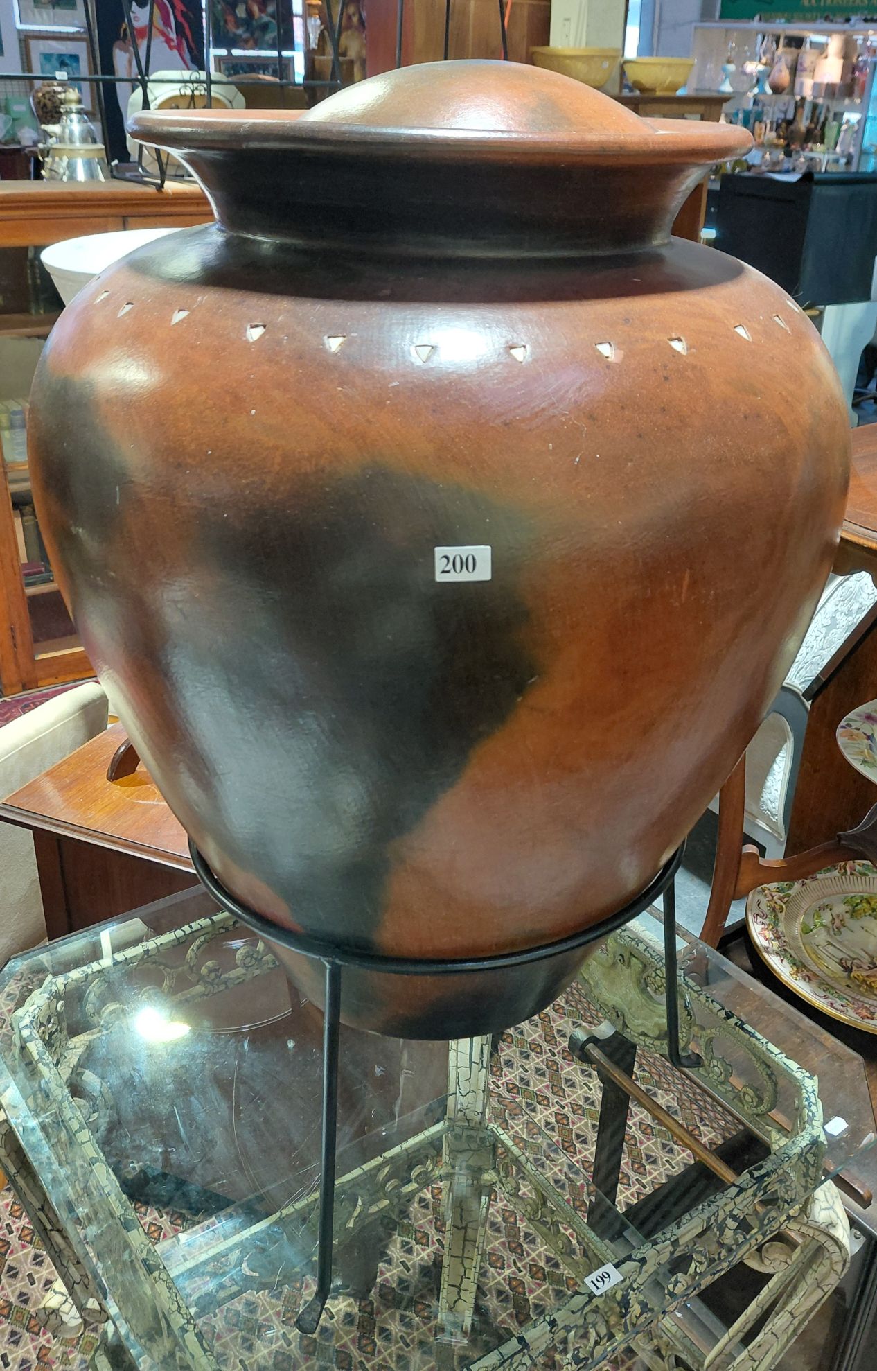 200 · LARGE POT ON STAND