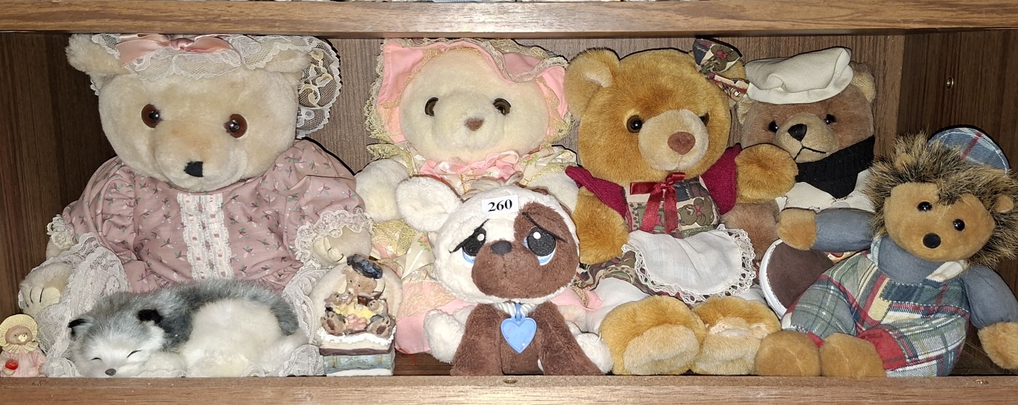 260 · PLUSH ANIMALS