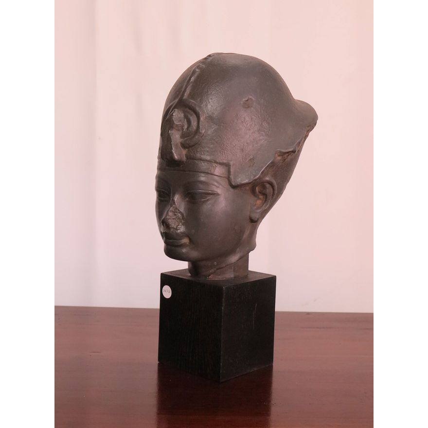 CERAMIC HEAD ON STAND