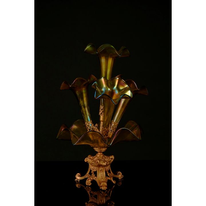 Elégant vase tulipier en verre irisé sur piétement en bronze doré.