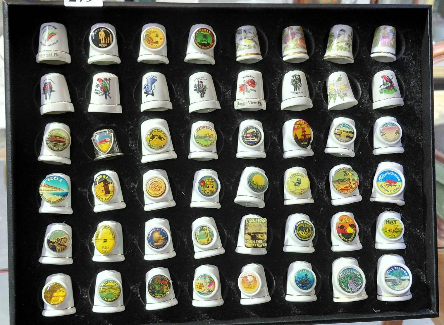 279 · LARGE COLLECTION OF THIMBLES