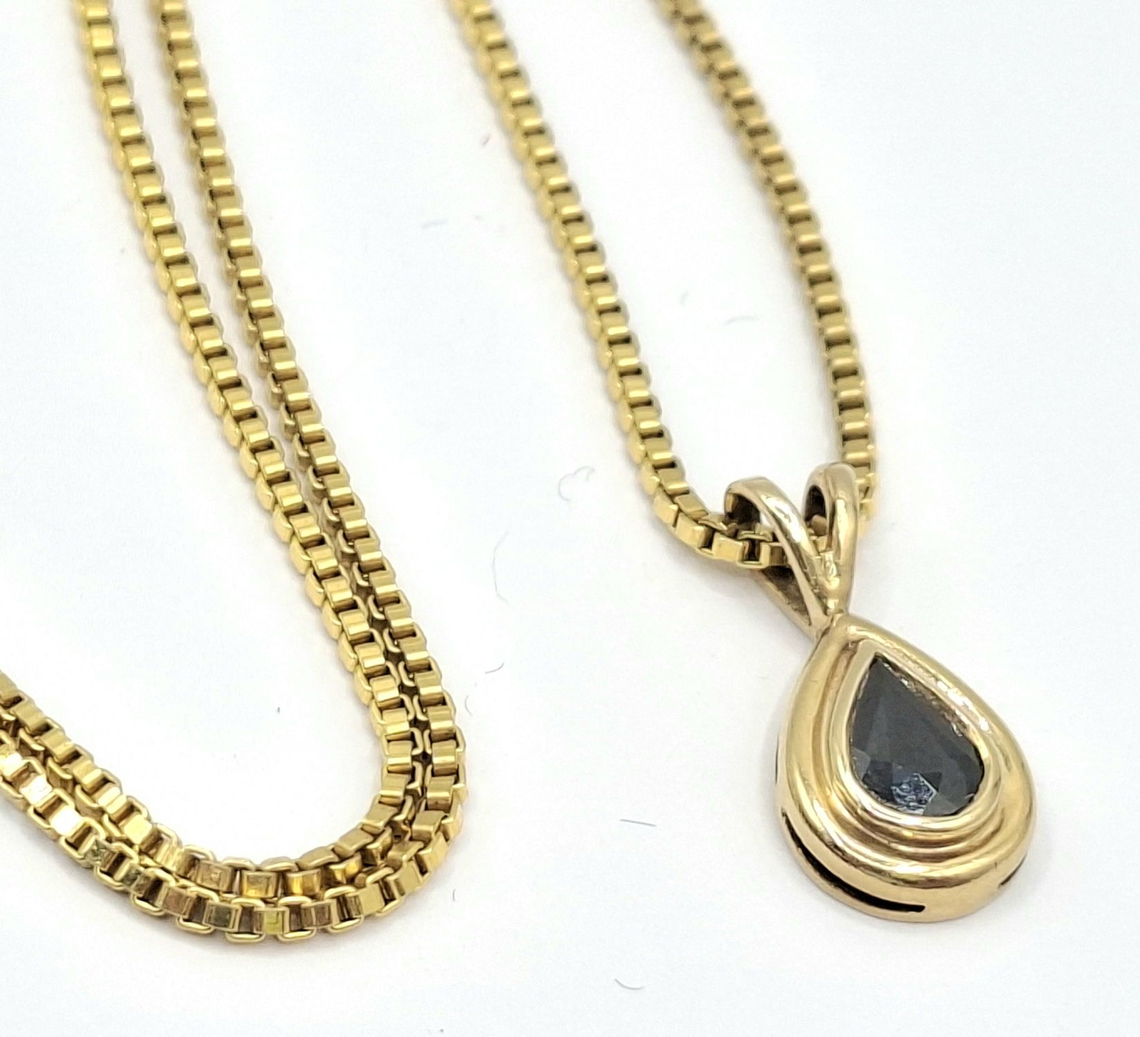 1135 · 9CT GOLD SAPPHIRE PENDANT