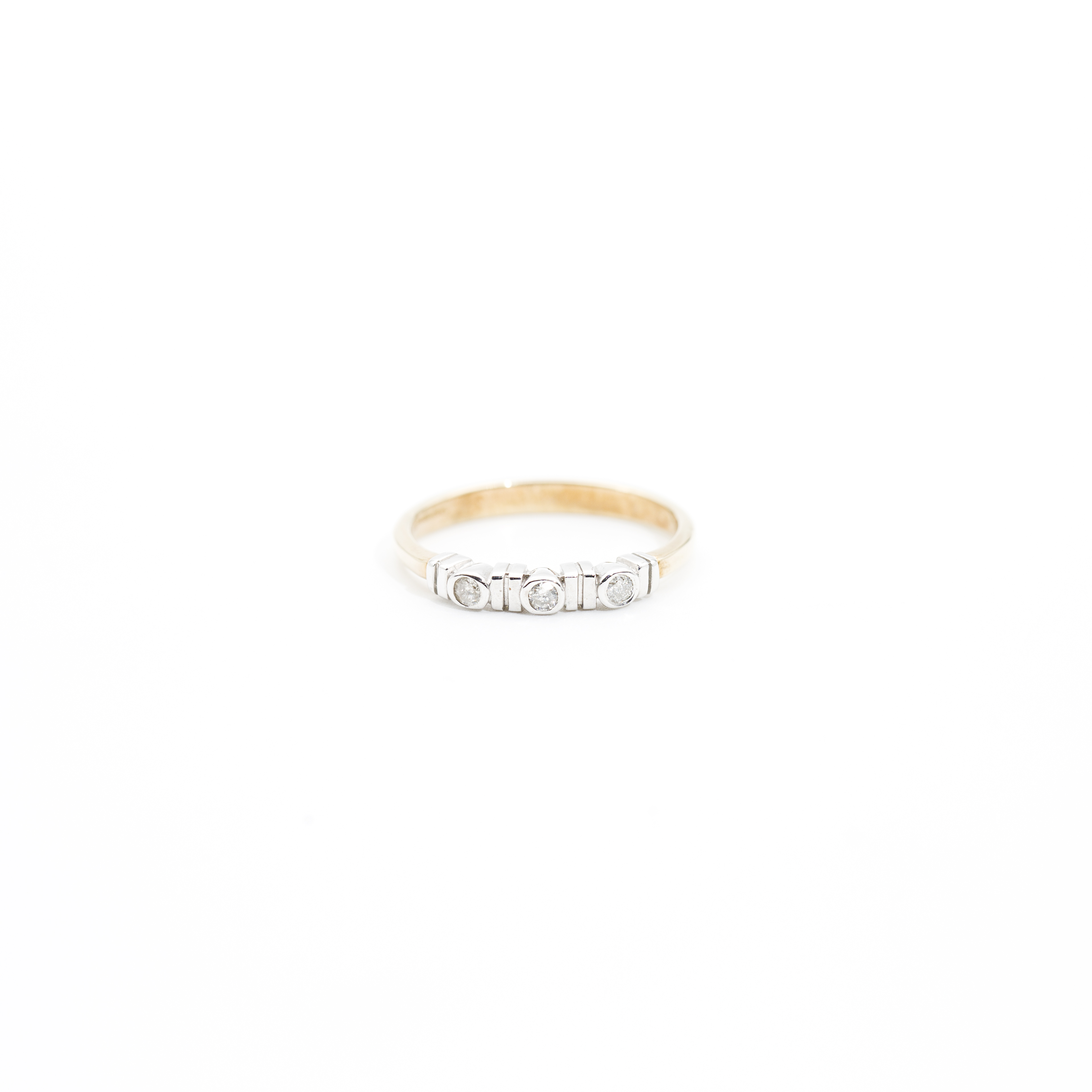 472. · 9ct Gold & Diamond Ring 1.7g