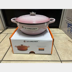 LE CREUSET CAST IRON 26CM CHIFFON PINK CLASSIC SOUP POT - 51648/2893