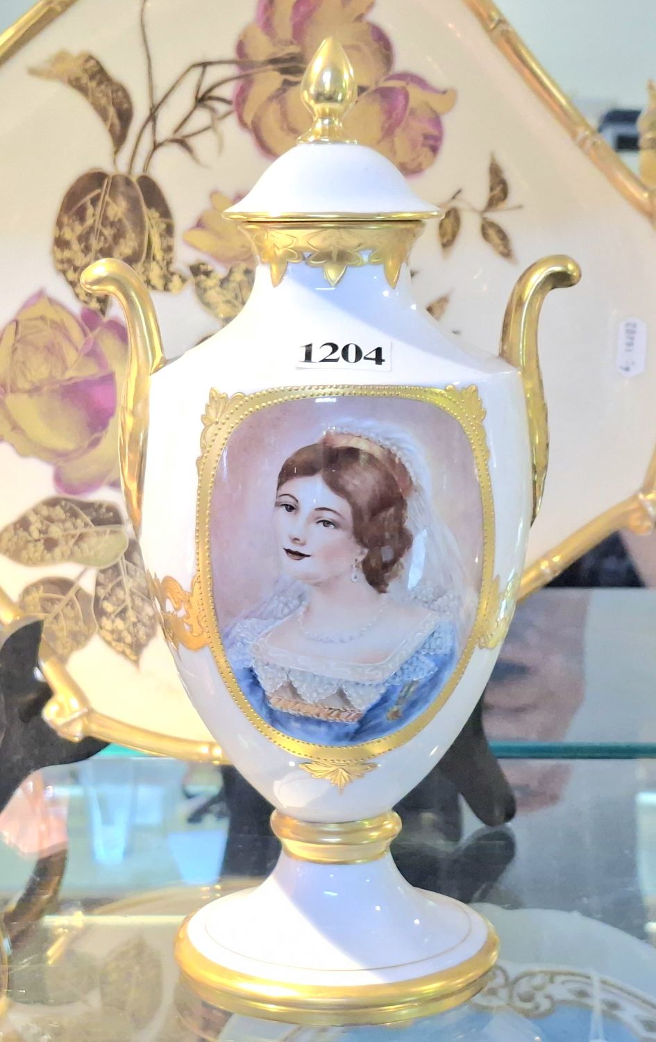 1204 · DECORATIVE CERAMIC URN