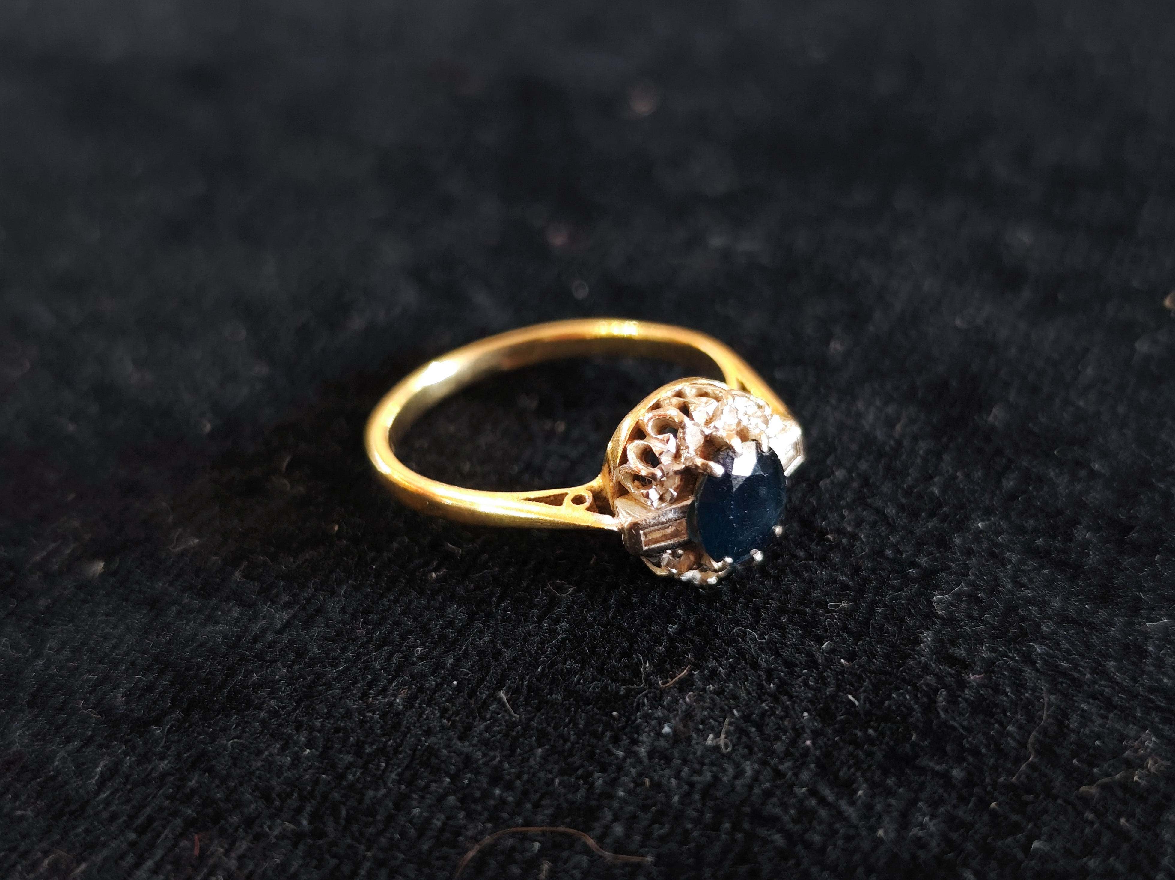 18CT Gold + Platinum Ring w Sapphire + Diamonds — NZ auction result