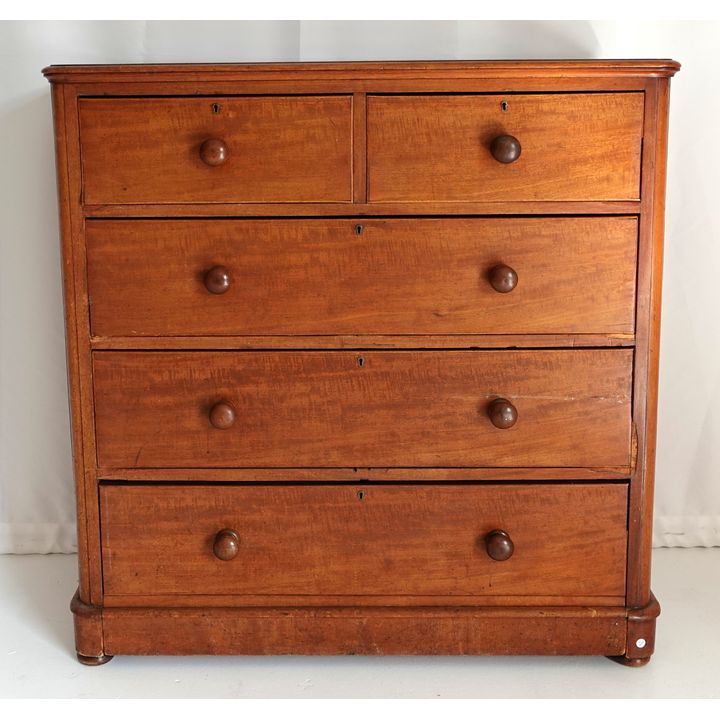 MAHOGANY CHEST OF DRAWERS