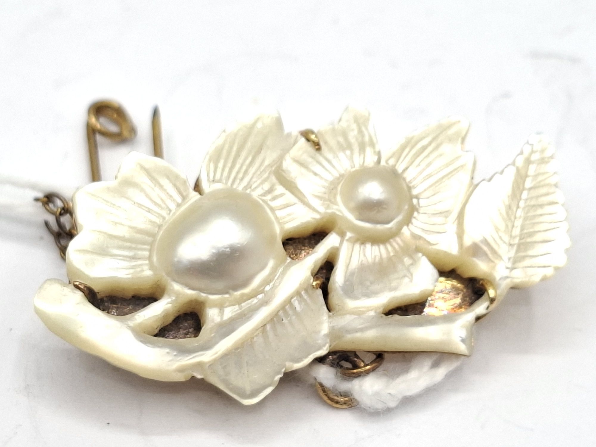 1101 · 18CT CARVED PEARL BROOCH