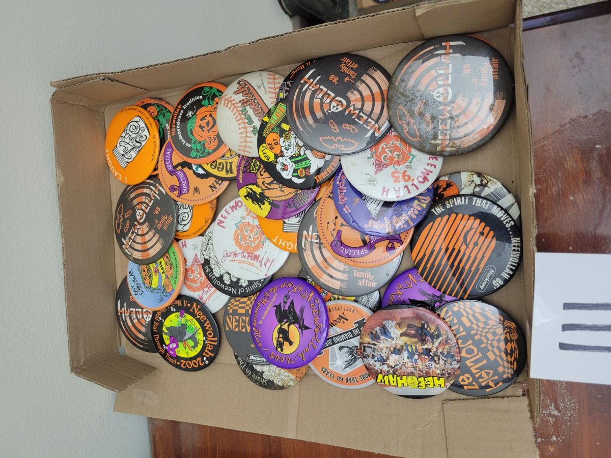 Large assortment of Neewollah buttons Midwest Auctions, LLC