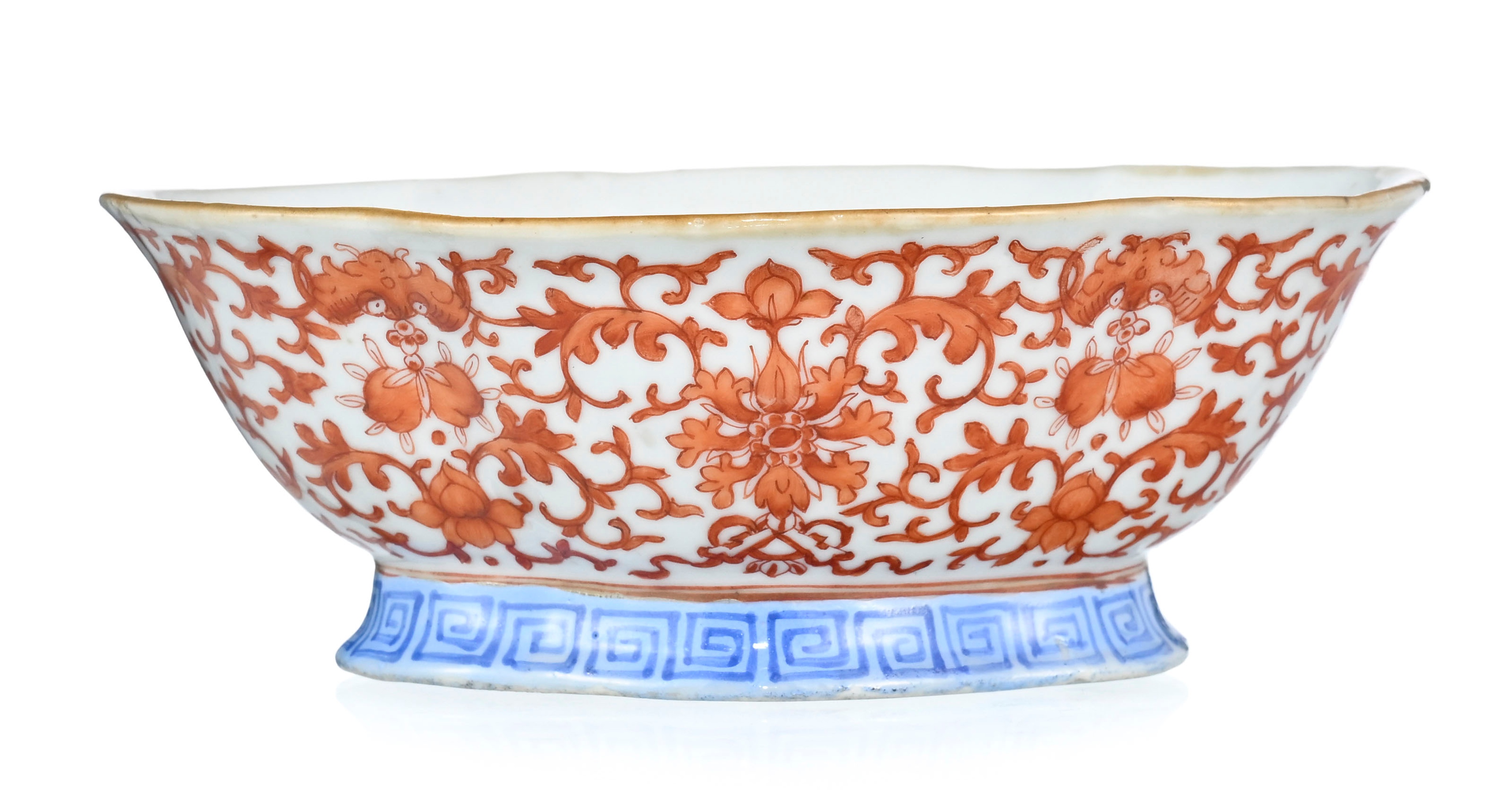 Ravier quadrilobé en porcelaine, Chine, dynastie Qing, décor rouge et ...