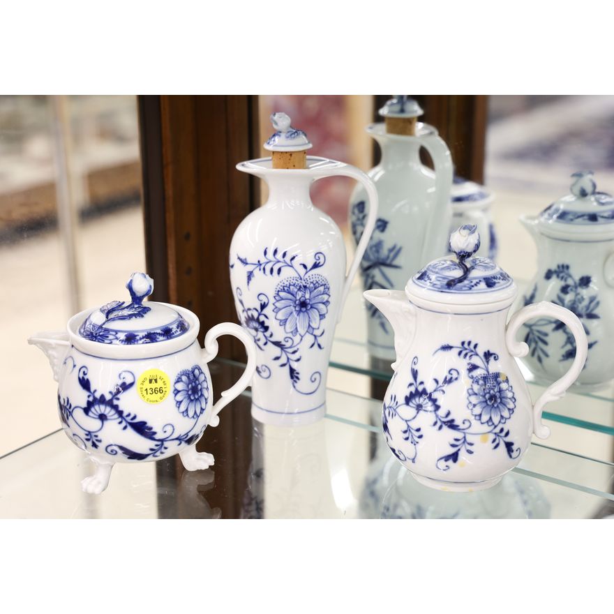 3pc Meissen Blue Onion Small Jugs 8'' Tallest - Smallest has spout chip