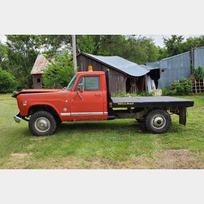 1975 International D200 4WD Flatbed with Meyers Snow Plow 392CI Motor