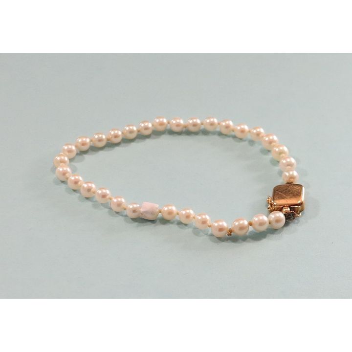 A PEARL BRACELET WITH 9CT GOLD CLASP.