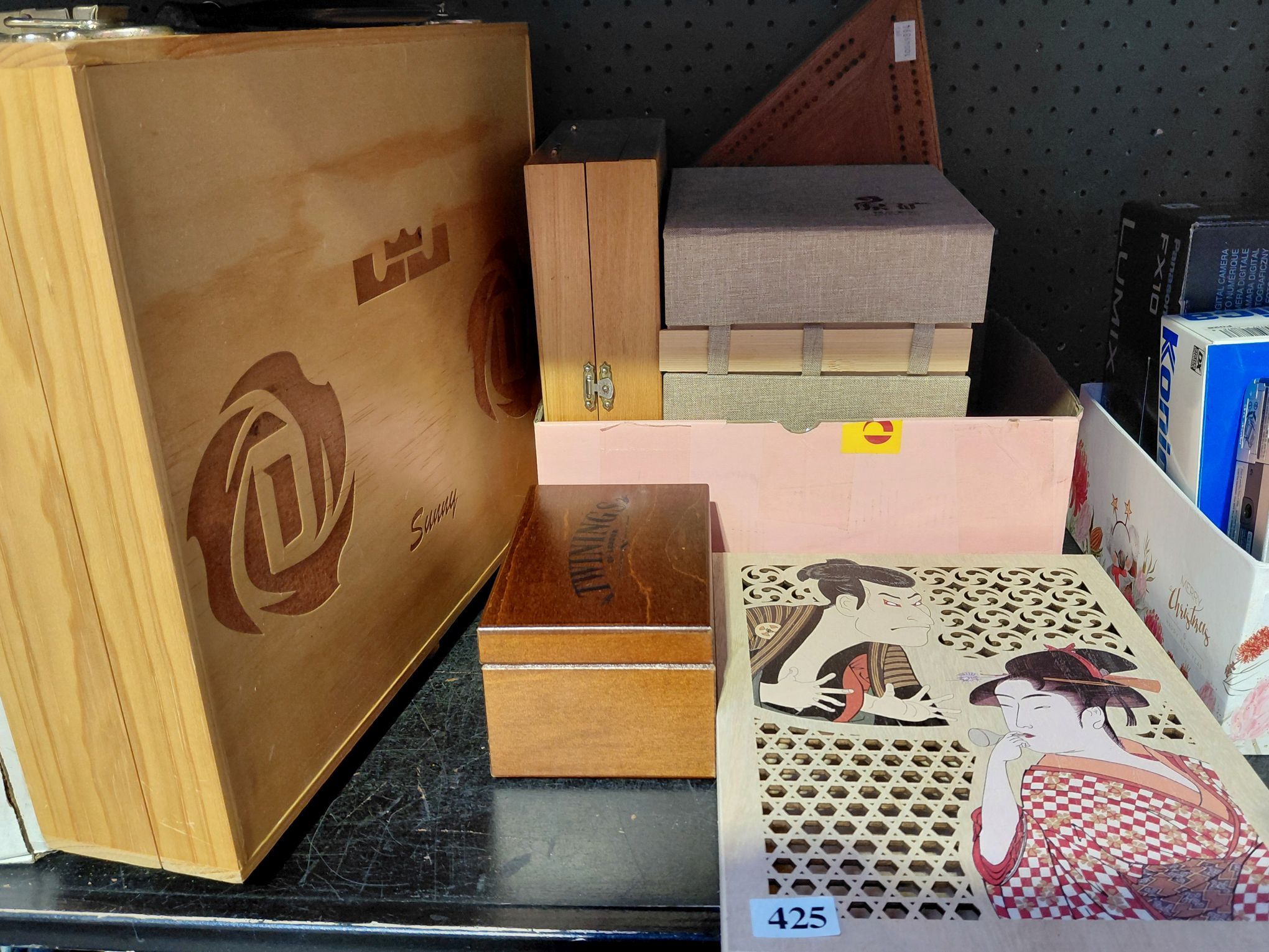 425 · INLAID CRIBBAGE BOARD AND BOXES