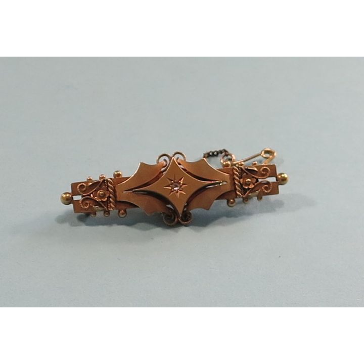A CASED EDWARDIAN 15CT GOLD AND DIAMOND BROOCH,