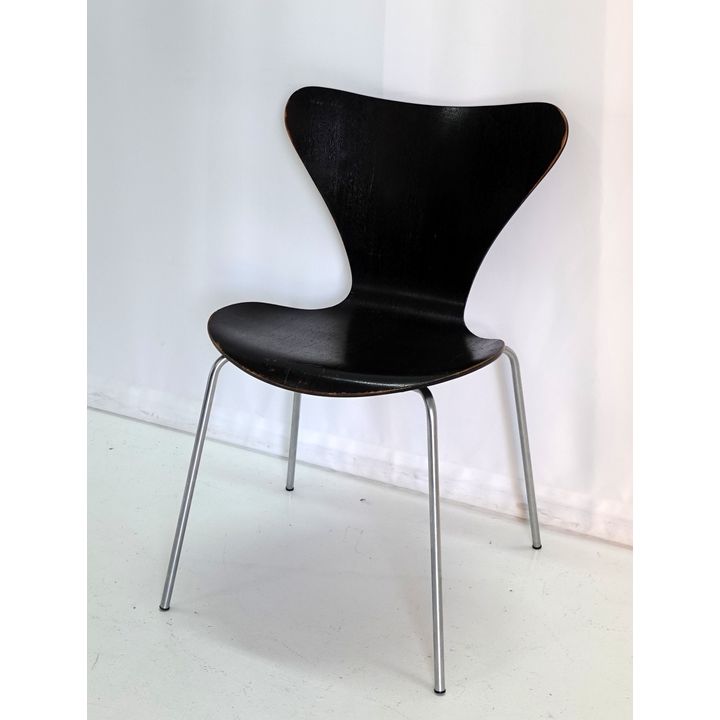 MODEL 3107 BUTTERFLY CHAIR, by Arne Jacobsen for Fritz Hansen