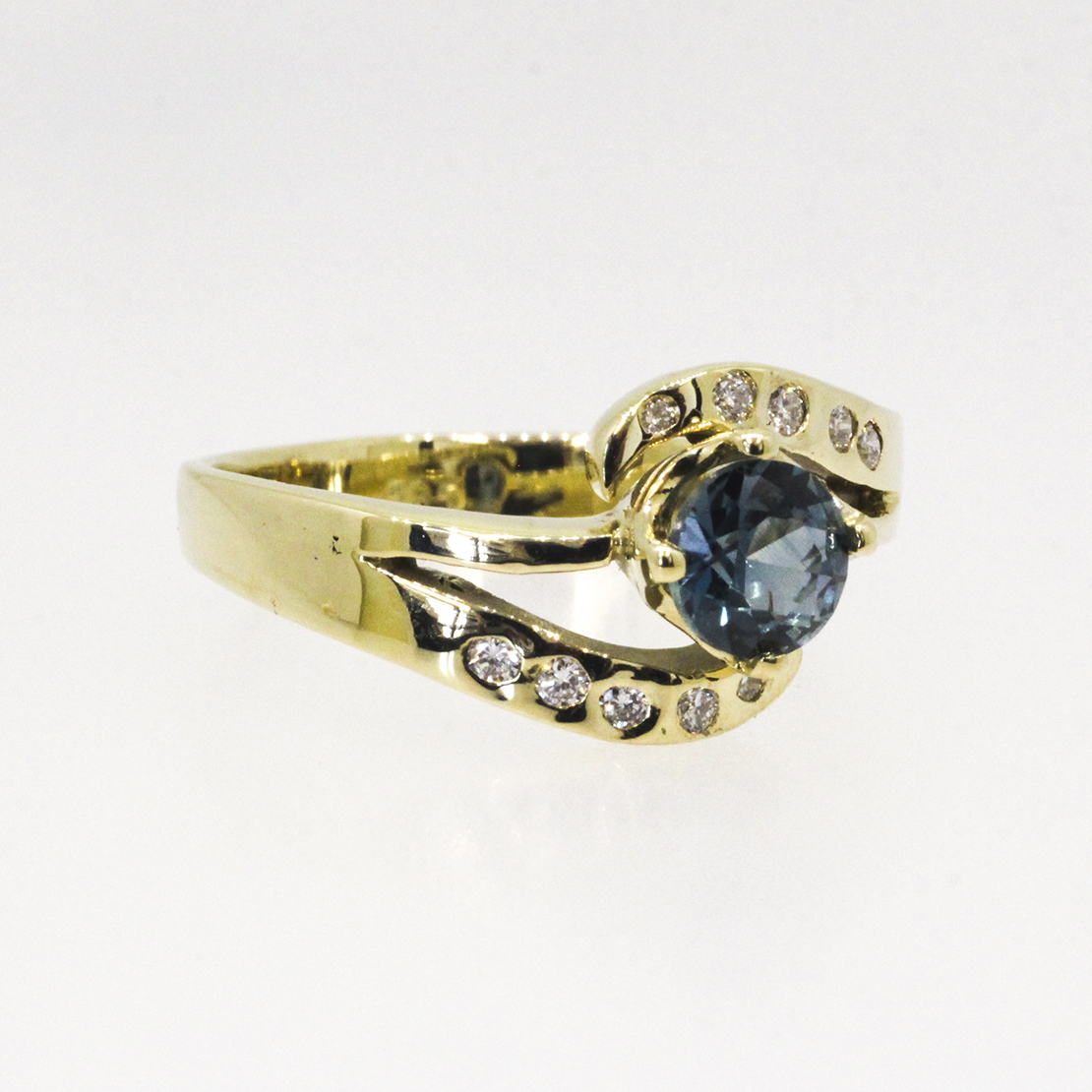452. · Sapphire & Diamond Ring 3.2g