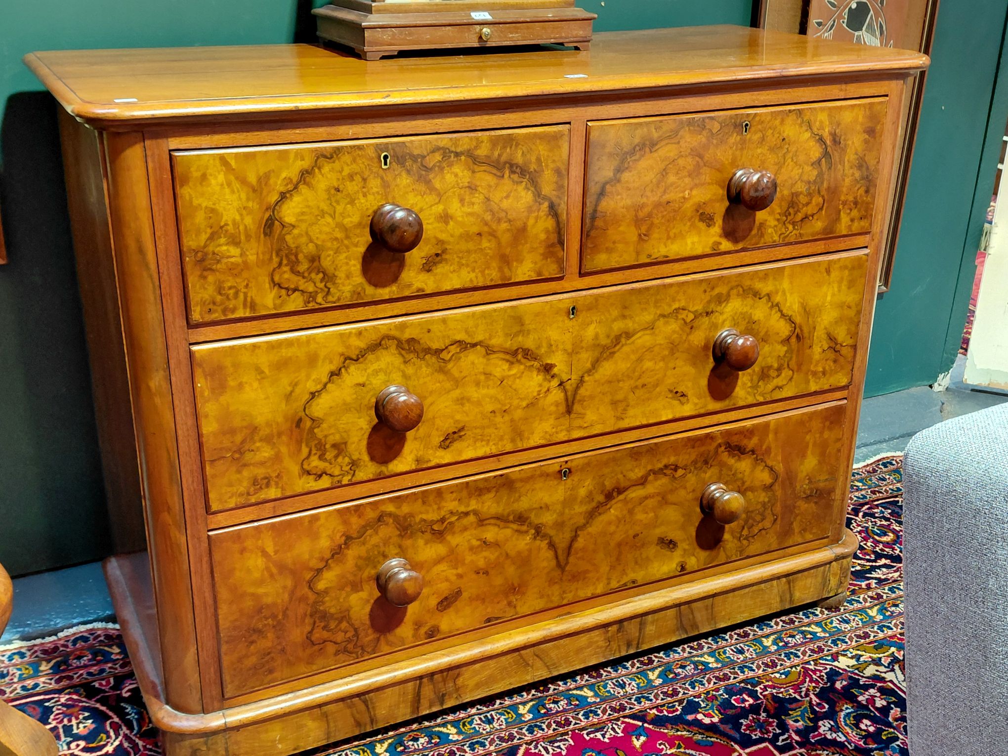 668 · VICTORIAN CHEST OF DRAWERS