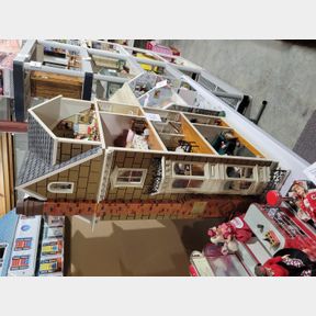 Franklin Mint Norman Rockwell Townhouse jammed packed with accessories
