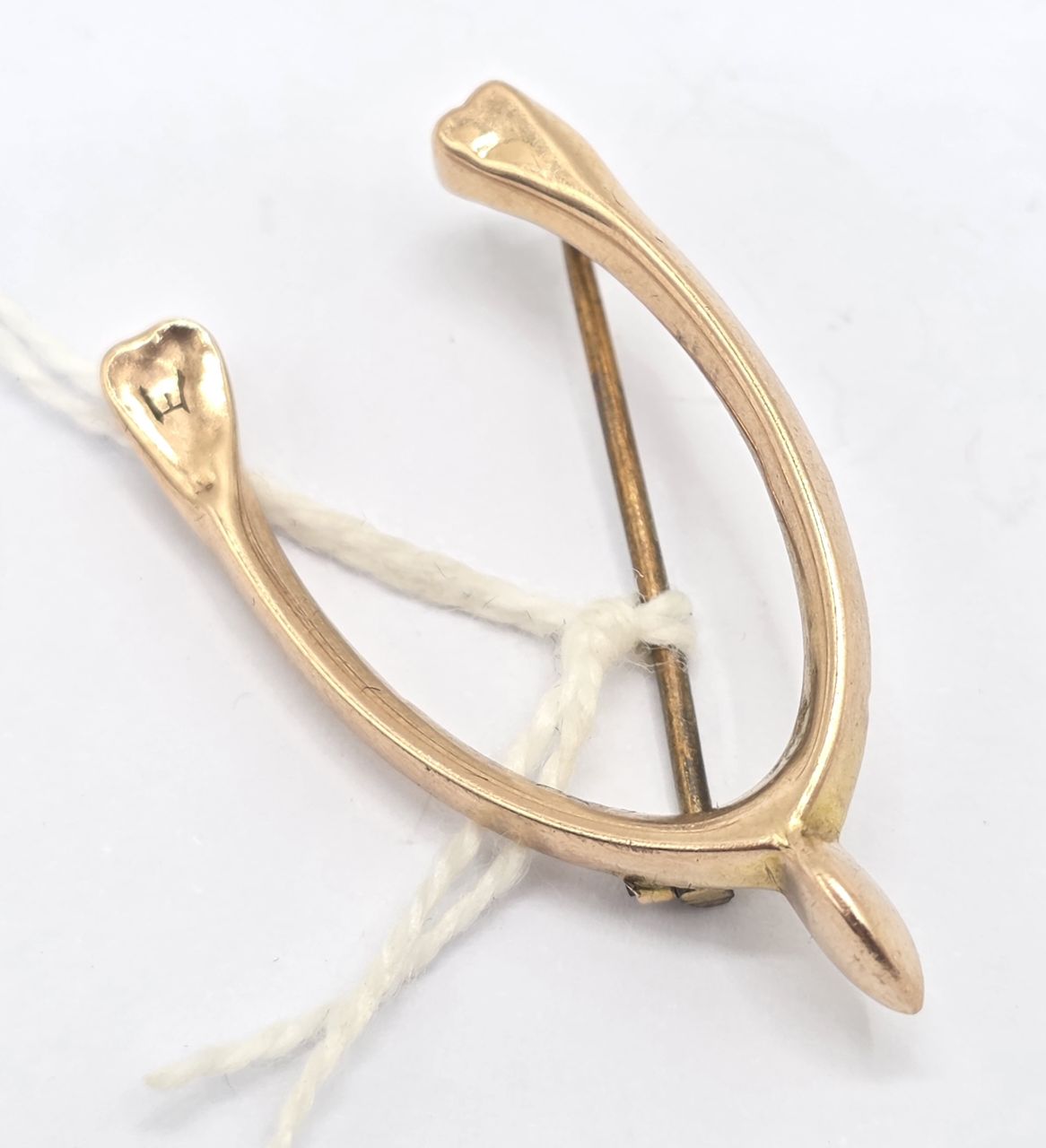 136 · 9CT LUCKY WISHBONE BROOCH