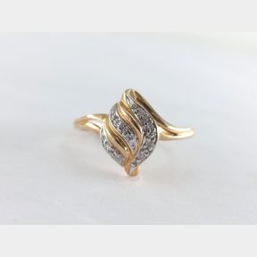 8 ROUND DIAMONDS IN YELLOW GOLD RING