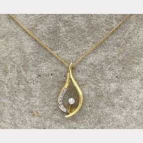 Beautiful Dancing Diamond pendant set in yellow gold/3.7g - 50693/222