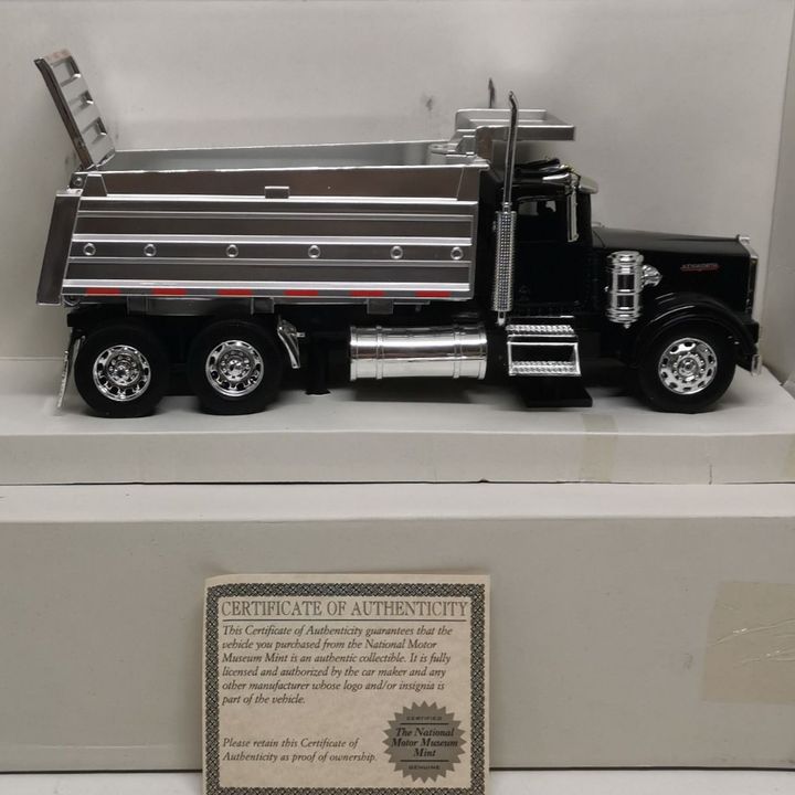 Die Cast Model Dump Truck - 1:32