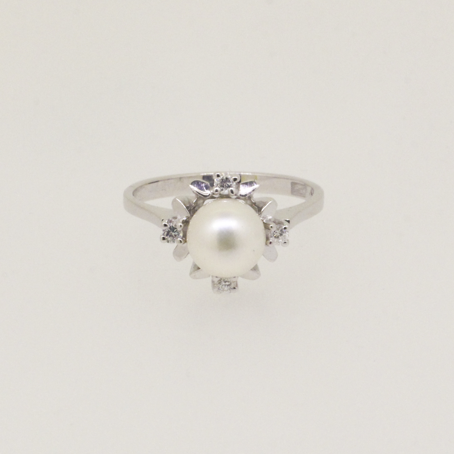 432. · Pearl & Diamond Ring 4.01g