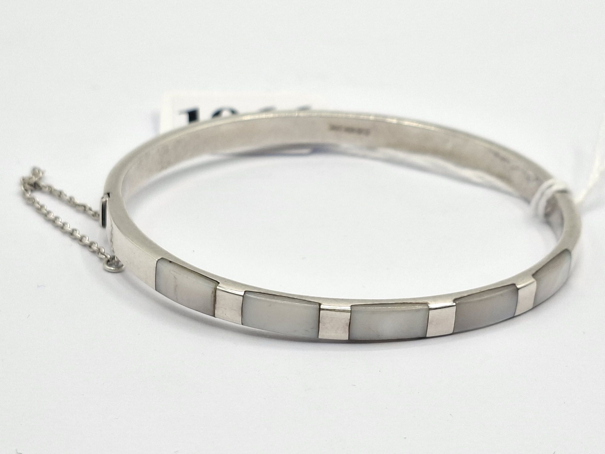 1066 · STERLING SILVER AND PEARL HINGED BANGLE