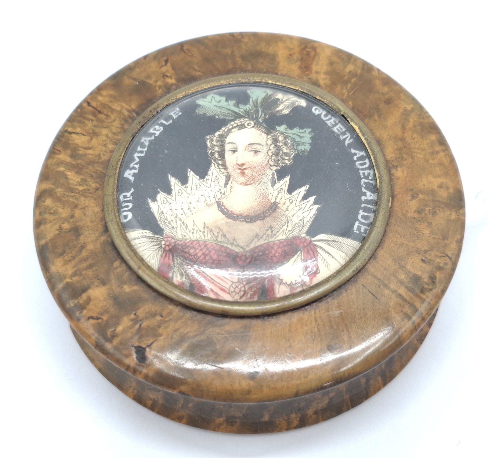 15 · QUEEN ADELAIDE SNUFF BOX