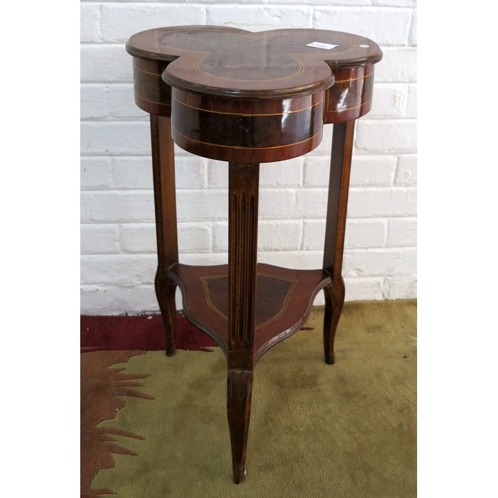 TREFOIL LAMP TABLE