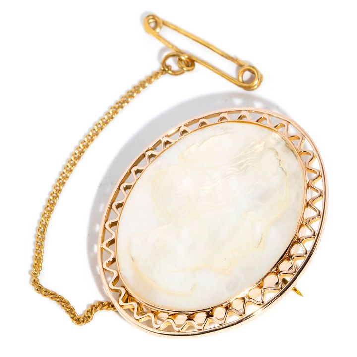 Mother of Pearl Cameo 9ct Gold Brooch,