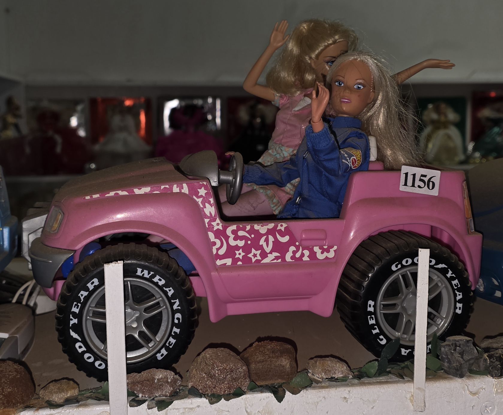 1156 · BARBIE CAR AND DOLLS