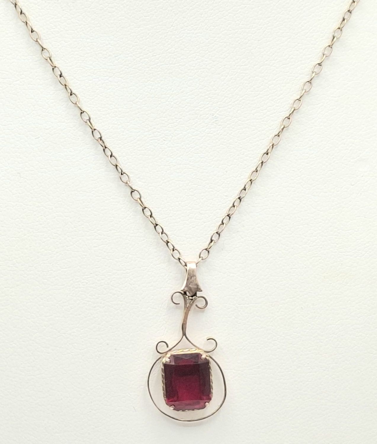 1148 · 9CT GOLD PENDANT AND CHAIN