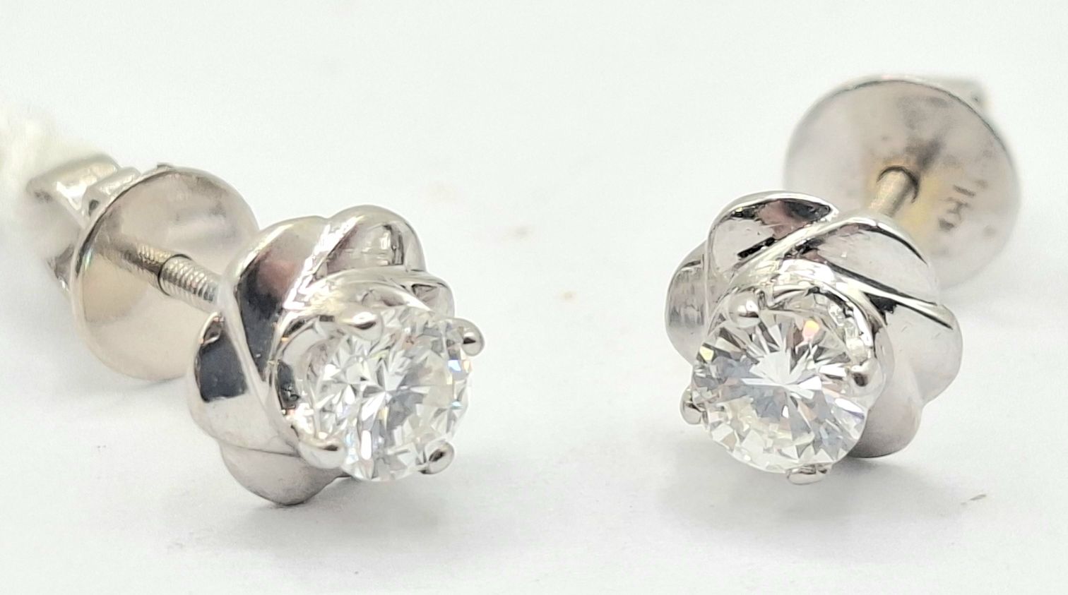 307 · 18CT DIAMOND STUD EARRINGS