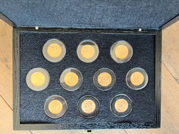 ELIZABETH II TEN GOLD SOVEREIGN GILLICK SET IN UNIQUE CASE